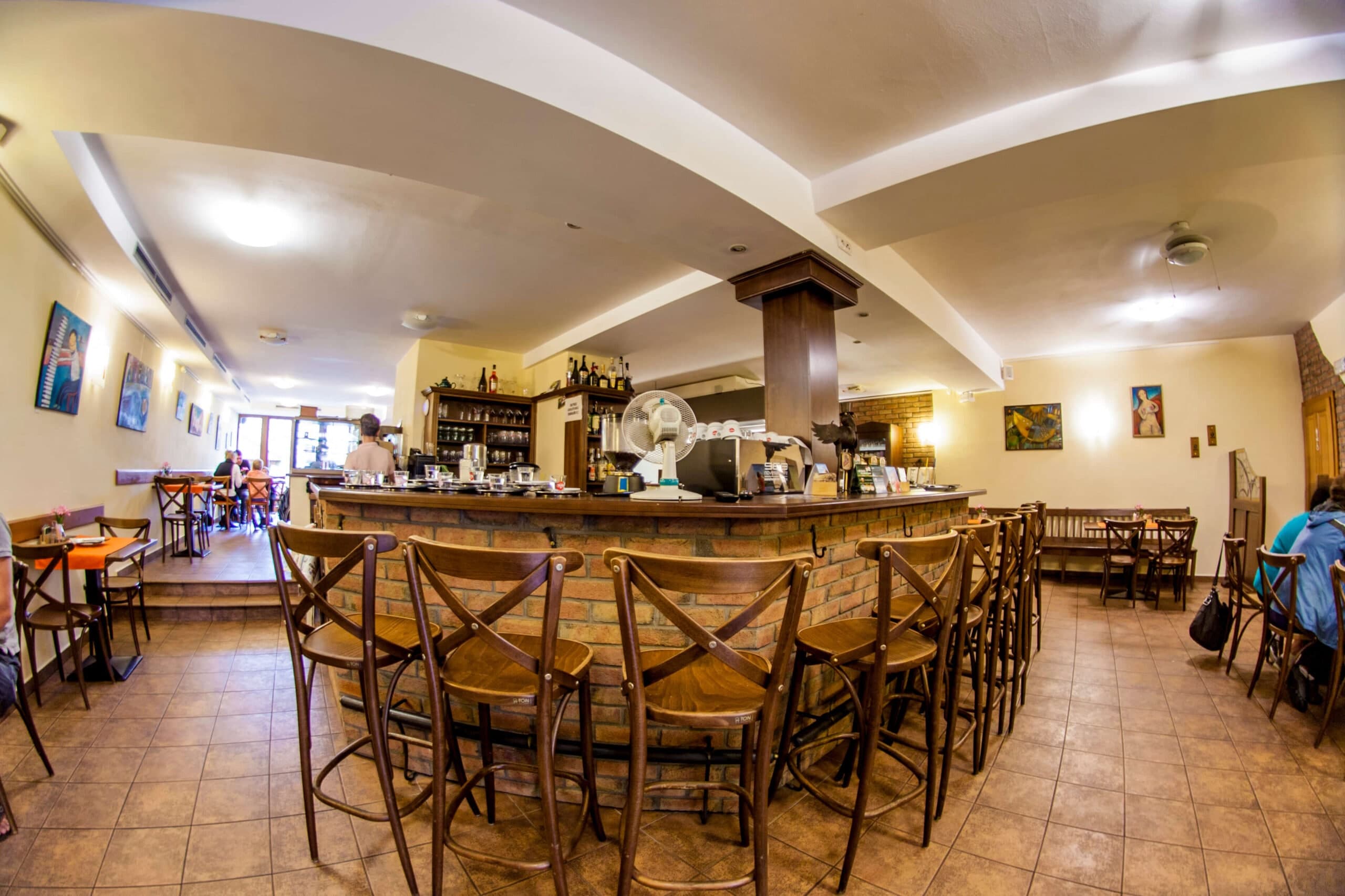 Bar a otevřená kuchyně restaurace
