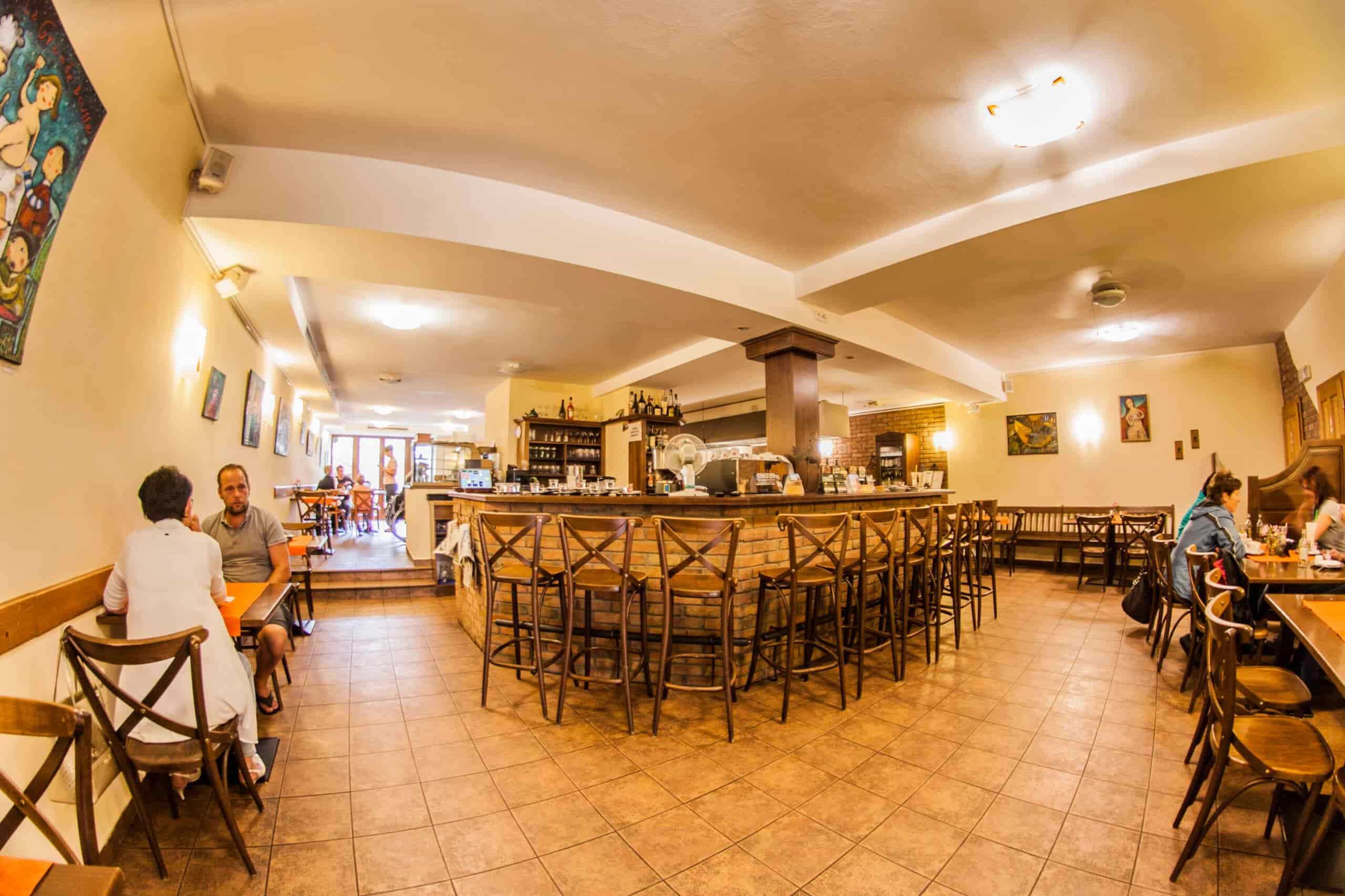 Hosté u stolů v restauraci Černej pták